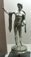 STE-4327 - Statuette : Hermès - Mercure à la chlamyde sur les deux brasargentMercure nu, portant une chlamyde en sautoir sur le bras gauche qui s'enroule également sur le bras droit, et un caducée au creux du bras, coiffé d'un pétase ailé, il porte également des ailerons aux pieds ; la main droite tend une bourse.