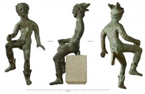 STE-4343 - Statuette : Hermès - Mercure assis, main droite sur la cuissebronze, argentMercure nu, coiffé ou non du pétase ailé, une jambe à l’horizontal et l'autre abaissée, la main gauche en appui vers l'arrière, la droite tenant un objet disparu posé sur le genou droit (caducée); ailerons ou non aux chevilles.