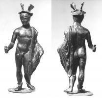 STE-4367 - Statuette : Hermès - Mercure à la chlamyde couvrant le côté gauchebronzeStatuette représentant Mercure nu, coiffé d'un pétase à ailerons, une chlamyde couvrant l'épaule gauche (la main tenait un caducée souvent disparu), la main droite tend une bourse pleine, parfois avec le bras tendu; déhanchement lysippique; parfois, ailerons aux pieds.