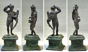 STE-4415 - Statuette : Hermès - Mercure portant Dionysos - BacchusbronzeMercure nu, la chlamyde jetée sur l'épaule gauche et enroulée autour du même bras, porte au creux du bras gauche Dionysos-Bacchus, sous la forme d'un très jeune enfant. Le bras droit, abaissé, semble faire un geste pour attirer l'attention du jeune Bacchus, ce que semble confirmer le visage souriant de Mercure.
