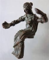 STE-4419 - Statuette : déesse assisebronzePersonnage féminin, coiffure à côtes terminée par un chignon, assise sur un trône; la main droite tend une phiale et la gauche s'appuyait sur une hampe (lance ?) posée au sol.