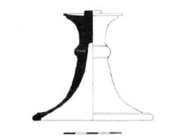 STE-4429 - Statuette : socle moulurébronzeSocle, en grande partie creux, présente au sommet une cupule faiblement concave surmontée d'un pseudo-tenon plein dans lequel venait s'emboîter un objet auquel le socle servait de support. La tige à flancs concaves est divisée par une moulure arrondie que définissent deux listels. La base épatée a un plan de pose plat, un bord arrondi.
