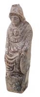 STE-4431 - Statuette : Minerveterre cuiteMinerve assise, vêtue du chiton, de l'himation avec un emblema de cuirasse sur la poitrine, casque corinthien posé sur la tête. La main gauche repose sur le bouclier posé au sol, la droite repose sur la jambe gauche; socle quadrangulaire lisse prolongeant la figurine jusqu'au sol.