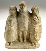 STE-4449 - Statuette : groupe familial de 5 personnesterre cuiteStatuette en terre blanche, figurant un groupe de cinq personnes, sans doute une famille avec les parents et trois enfants.