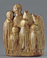 STE-4450 - Statuette : groupe familial de sept personnesterre cuiteStatuette en terre blanche, figurant un groupe de sept personnes, sans doute une famille avec les parents et cinq enfants.