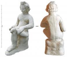 STE-4456 - Tireur d'épine (spinario)terre cuiteFigurine moulée en terre blanche figurant un tireur d’épine (spinario), sous la forme d'un enfant nu, assis sur ce qui pourrait être un rocher. Le pied droit repose au sol ; la jambe gauche est repliée sur le genou droit et retenue en position par la main gauche. Les cheveux sont tirés vers l’arrière, formant des rouleaux sur les côtés.