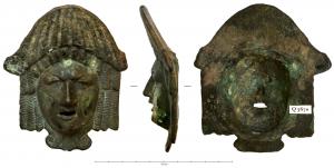 STE-4473 - Applique : masque de théâtre tragiquebronzeApplique en forme de masque de théâtre tragique : visage aux traits classiques mais déformés par la colère, surmonté d'une coiffe triangulaire et encadré de cheveux formant des mèches verticales de chaque côté.