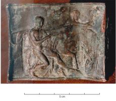STE-4558 - Applique de reliefbronzeApplique métallique destinée à être rapportée sur une statue en pierre. Il peut s'agit de pièce décorative soulignant un relief, ou d'une arme, totalement ou partiellement rapportée en métal.