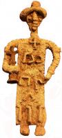 STE-9002 - Statuette : plomb de SeineplombStatuette en plomb, généralement schématique, représentant un personnage habillé, parfois coiffé et éventuellement couvert de signes ou d'insignes religieux, rapportés; certains d'entre eux peuvent également tenir en main des accessoires rituels (clochette surmontée d'une croix...)