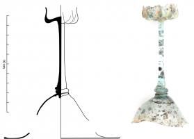 VAB-7008 - Verre à tige pleine et coupe étroite, Barrera type 3verreVerre fin à tige pleine, fine, sur un pied en forme d'umbo ou de cloche inversée. La coupe est étroite, légèrement cintrée, avec de fines côtes moulées verticales.
Les coupes sont très étroites à leur base (entre 30 et 40 mm de diamètre). 
Une autre variante est connue à Trèves (Trier), avec une bague appliquée sur la tige pleine et à Paris avec des gouttes bleues sur la base des côtes saillantes. À Chevreuse, les côtes sont complétées de petites pastilles.