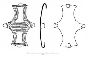 ACE-1013 - Applique de ceinture à griffesbronzeApplique de ceinture en tôle, constituée d'une plaque rectangulaire à quatre griffes disposées au milieu des quatre côtés; bords incurvés de part et d'autre des griffes sur les grands côtés uniquement; le plus souvent, décor incisé.

