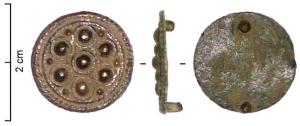ACE-7002 - Applique de ceinturebronze doréApplique circulaire plate, ornée de bossettes cerclées et de petites perles ; cercles concentrique guillochés périphériques ; au dos, deux ergots de fixation.