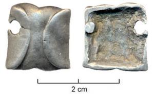 ACE-7011 - PailletteargentPetite applique à deux rivets, formée de deux plans obliques hémisphériques opposés.