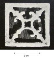 ACG-4026 - Applique de cingulumbronzeApplique de cingulum carrée dans laquelle s'inscrit un motif de quatre demi-croissants reliés aux coins de l'applique par des motifs de fer de lance.