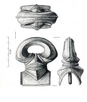 AJG-3009 - Anneau de joug de type OrešacbronzeAnneau réniforme, dont les extrémités affrontées sont délimitées par une arête, pouvant dessiner une crosse dans la partie inférieure de l'anneau qui est posé sur un axe mouluré, lui-même monté sur une base marquée de forts reliefs convergents au centre.