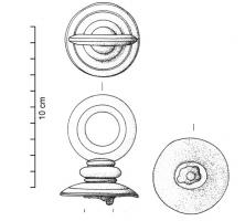 AJG-4006 - Anneau de jougbronzeAnneau de joug, coulé d'une seule pièce, comportant un anneau simplement disposé, par l'intermédiaire de quelques moulures, sur une base en calotte de sphère ; robuste bélière en dessous.