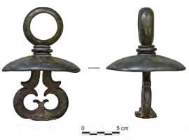 AJG-4050 - Anneau de jougbronzeAnneau de joug posé sur une collerette convexe (moulures intermédiaires) ; en-dessous, fixation complexe avec une boucle pourvue de crosses internes.