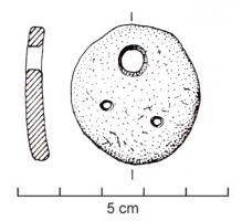 AML-3040 - Amulette à triple perforationosTPQ : -475 - TAQ : -300Disque taillé dans l'os crânien ; contour approximativement circulaire, avec trois perforations disposées en triangle, l'une parfois de plus fort diamètre que les deux autres.
