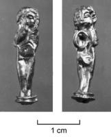 AML-4010 - Amulette : HarpocrateorTPQ : 150 - TAQ : 300Figuré sous la forme d'un jeune enfant nu, Harpocrate porte un doigt à ses lèvres, selon le geste traditionnel ; la main droite semble ramenée dans le dos ; mais au revers, occupé par l'anneau de suspension, le seul détail visible est le traitement de l'arrière du crâne en tête humaine, parfois léonine.