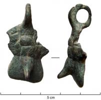 AMP-4003 - Amulette phalliquebronzeAmulette représentant des parties génitales masculines au repos; le pubis est généralement figuré par un triangle et la pilosité indiquée de manière plus ou moins schématique ; anneau de suspension perpendiculaire au-dessus.