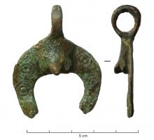 AMP-4035 - Amulette phallique de type AquileiabronzeAmulette constituée de parties génitales masculines au repos, se détachant d'une pelte  ornée de cercles oculés; au sommet, anneau de suspension perpendiculaire coulé.