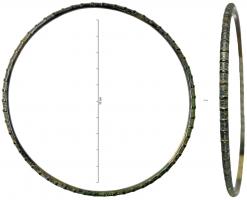 ANC-2001 - Anneau de chevillebronzeTPQ : -750 - TAQ : -450Anneau de cheville à décor sur l'extérieur de l'anneau : bossettes allogées transversalement ,séparées par des séries de stries, en nombre variable. 