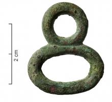 ANO-3007 - Anneau double dissymétriquebronzeRobuste anneau constitué de deux boucles accolées, une circulaire et une plus grande, ovale.