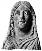 ANT-4020 - Antéfixe : Buste fémininterre cuiteAntéfixe en forme de buste féminin aux traits figés, tête nue coiffée d'une raie centrale avec deux nattes encadrant le visage (boucles d'oreilles ?) ; vêtement drapé sur la poitrine.