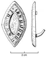 APH-4037 - Applique de harnais émailléebronzeApplique en forme de mandorle, légèrement creuse dessous, bord oblique ; zone centrale émaillée et couronne périphérique ; deux rivets de fixation au revers.