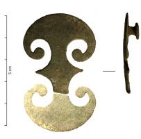 APH-4216 - Applique de harnaisbronzeTPQ : 100 - TAQ : 300Applique symétrique formée de deux peltes adossées par leurs fleurons; rivets de fixation pour cuir au revers