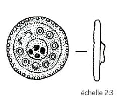 APH-4254 - Applique de harnais émailléebronzeApplique circulaire présentant diverses loges creusées sûrement destinée à être émaillées.