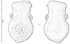 APL-9021 - Ampoule de pèlerinageplombAmpoule coulée en plomb, avec deux anses arrondies de part et d'autre du col ; sur une face, rouelle sous la forme d'une couronne segmentée en quartiers; le revers est lisse.