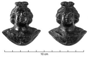 APM-4029 - Applique de meuble : buste d'enfant sur fleuronbronzeApplique en forme de buste juvénile, émergeant d'un fleuron végétal; les cheveux coiffés en lourdes mèches encadrent un visage, surmonté d'un double toupet au-dessus du front.