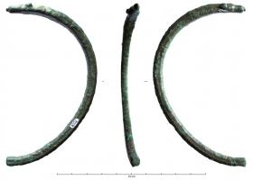 APS-3005 - Anneau porte-strigile à décor d'anatidés - Type indéterminébronzeFiche destinée à regrouper les fragments d'anneaux porte-strigiles dont ne connait pas le système de fermeture avec précision.