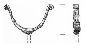 AQB-9006 - Berceau de fourquineferObjet en arceau  dont les extrémités distales se terminent par des volutes. Associé à l'arceau, une tige verticale se finissant par une pointe ou par une douille est présente, servant à être associée à une sorte de long bourdon en bois à extrémité en pointe ou à douille en fer. 