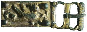 BAC-6007 - Boucle à chape ajourée rivetée : basilic et aspicbronzeBoucle à chape rectangulaire, décor en relief (creux derrière) ajouré et riveté, représentant le combat d'un basilic (ailé) contre un aspic. Boucle à double fenêtre. Objet doré.