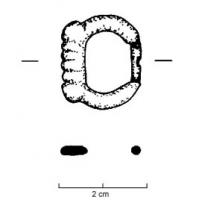 BAC-7052 - Boucle moulée à traverse distale mouluréebronzeBoucle de ceinture avec traverses latérales en arc de cercle. La partie accueillant l'anneau de l'ardillon est de section circulaire moindre par rapport aux traverses latérales. La partie décorée présente deux ergots latéraux, peu prononcés ou bien absents, qui encadrent des moulures peu profondes (irrégulières et sans doute façonnées à la lime). On peut différencier les boucles par le nombre de besants présents.
