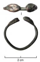 BAG-4010 - Bague à extrémités serpentiformesbronzeBague ouverte, dont le jonc se termine par deux têtes de serpents affrontées, généralement bien formées avec relief et détails.