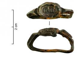 BAG-4145 - Bague à chaton inscritbronzeBague en bronze à chaton ovale plat, présentant un rebord surélevé. Une inscription en relief (lecture directe) est visible : IAW. La section du jonc est triangulaire.
