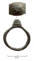 BAG-5011 - Bague à gradinsbronzeBague coulée, de fort diamètre, dont le chaton s'élève sur un polyèdre (éventuellent à  gradins) jusqu'à une croix latine incisée.