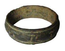 BAG-7005 - Bague inscritebronzeAnneau circulaire, sans chaton, profil bombé bordé de deux moulures; sur le pourtour, inscription incisée AVE MARIA (ou AI MARIA).