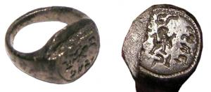 BAG-9002 - Bague juivebronzeBague à large chaton circulaire : dans le champ, signe astrologique du lion, pour l'année de naissance du propriétaire, et inscription hébraïque (... '' fils de feu Isaac'').