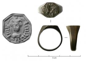 BAG-9056 - Bague à chaton gravé : buste, inscriptionargent, orTPQ : 1350 - TAQ : 1450Bague à chaton octogonal, avec un buste encadré d'une legende en lettre gothiques.