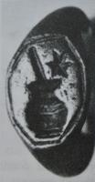 BAG-9063 - Bague à chaton creusé en intaillebronzeBague à chaton plat, de forme octogonale, cerné d'un filet et creusé en intaille : motifs divers (vase avec son goupillon à l'intérieur; étoile…), parfois inscription en hébreu.