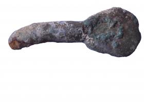 BCC-5023 - Ardillon de plaque-bouclebronzeArdillon en bronze, fixé sur la plaque-boucle par un appendice en bronze coulé au revers de l'ardillon.