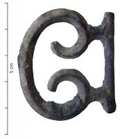 BCG-4022 - Boucle de cingulum, type Teba, var. AquileiabronzeBoucle constituée d'une tige en forme de pelte, aux extrémités retroussées en crosse, et rattachée à l'arrière à une solide bélière rectangulaire, débordant sur les côtés, sur laquelle on peut attacher une sangle.