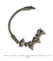 BCO-3015 - Boucle d'oreille à pendants argentPendant formé d'un anneau filiforme, sur lequel sont enfilées divers pendants, perles côtelées ou en forme de vase, pendants foliacés... séparées par de petits éléments globulaires. Les zones ornées de perles sont limitées par des enroulements de fil mince.