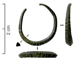 BCO-3027 - Boucle d'oreillebronzeAnneau ouvert, à peine renflé, de section trianguaire étroite, simplement ornée d'incisions transversales sur la partie externe ; extrémités effilées.