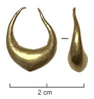 BCO-3028 - Boucle d'oreilleorBoucle renflée, massive, avec une arête à peine marquée au point le plus épais du croissant ; extrémités effilées.