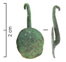BCO-4019 - Boucle d'oreillebronzeBoucle en forme de disque mince, plat ou légèrement bombé, au revers duquel émerge un fil en S ; l'extrémité du crochet est effilée.
